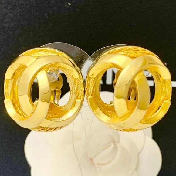 CHANEL CC Logos Cut Out Clip-On Earrings Gold Tone Auth #8517